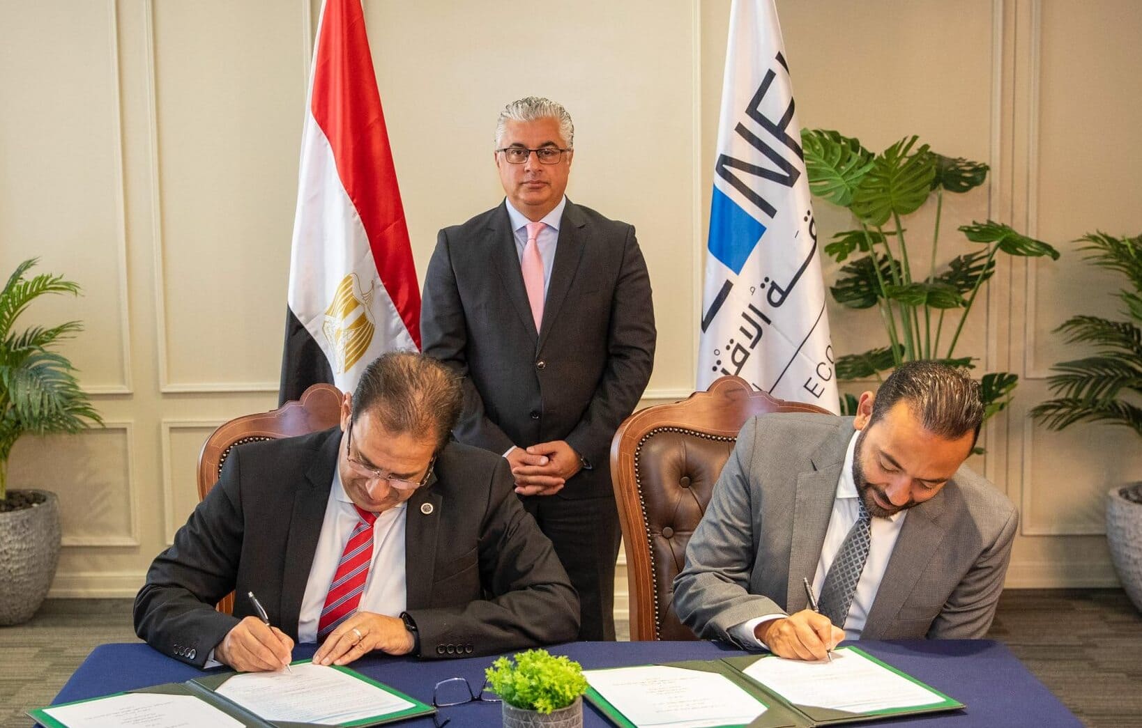 اقتصادية القناة توقع عقد مشروع CWA للمنسوجات في السخنة باستثمارات 19.9 مليون دولار

