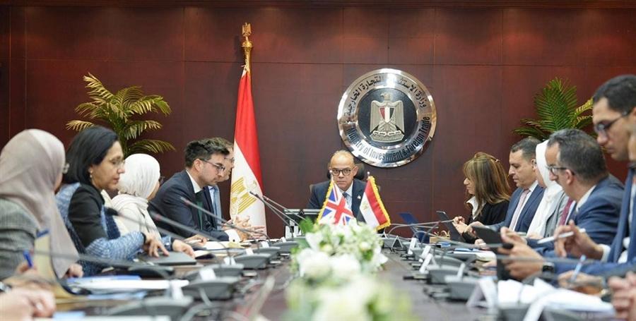 وزير الاستثمار يبحث مع السفير البريطاني زيادة التعاون الاستثماري بين البلدين