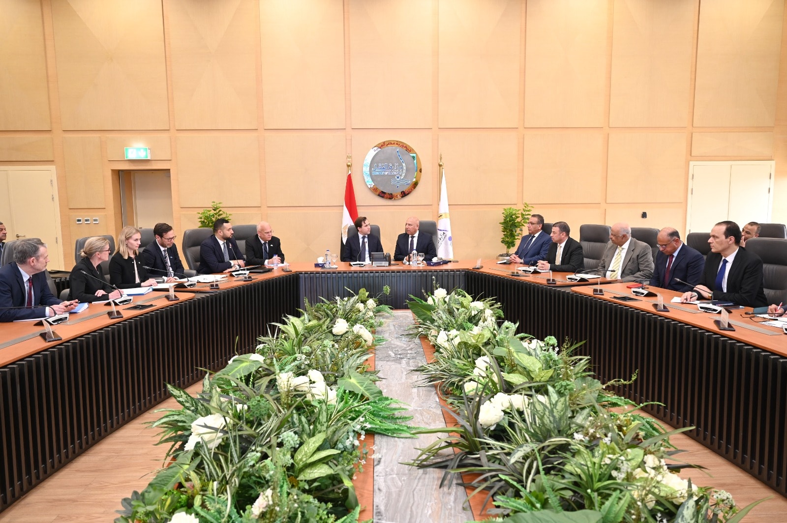 الوزير يبحث توطين صناعات الأتوبيسات الكهربائية مع وزير التجارة السويدي
