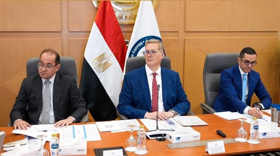 وزراء البترول والمالية والاستثمار يبحثون جذب التمويل الدولي لقطاع الطاقة والتعدين
