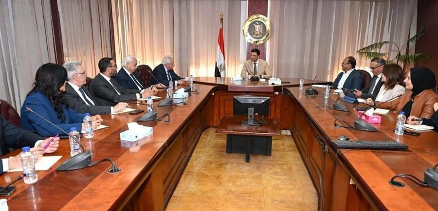 وزير الصناعة يبحث مع غرفة التجارة الأمريكية بالقاهرة فرص جذب الاستثمارات الأمريكية