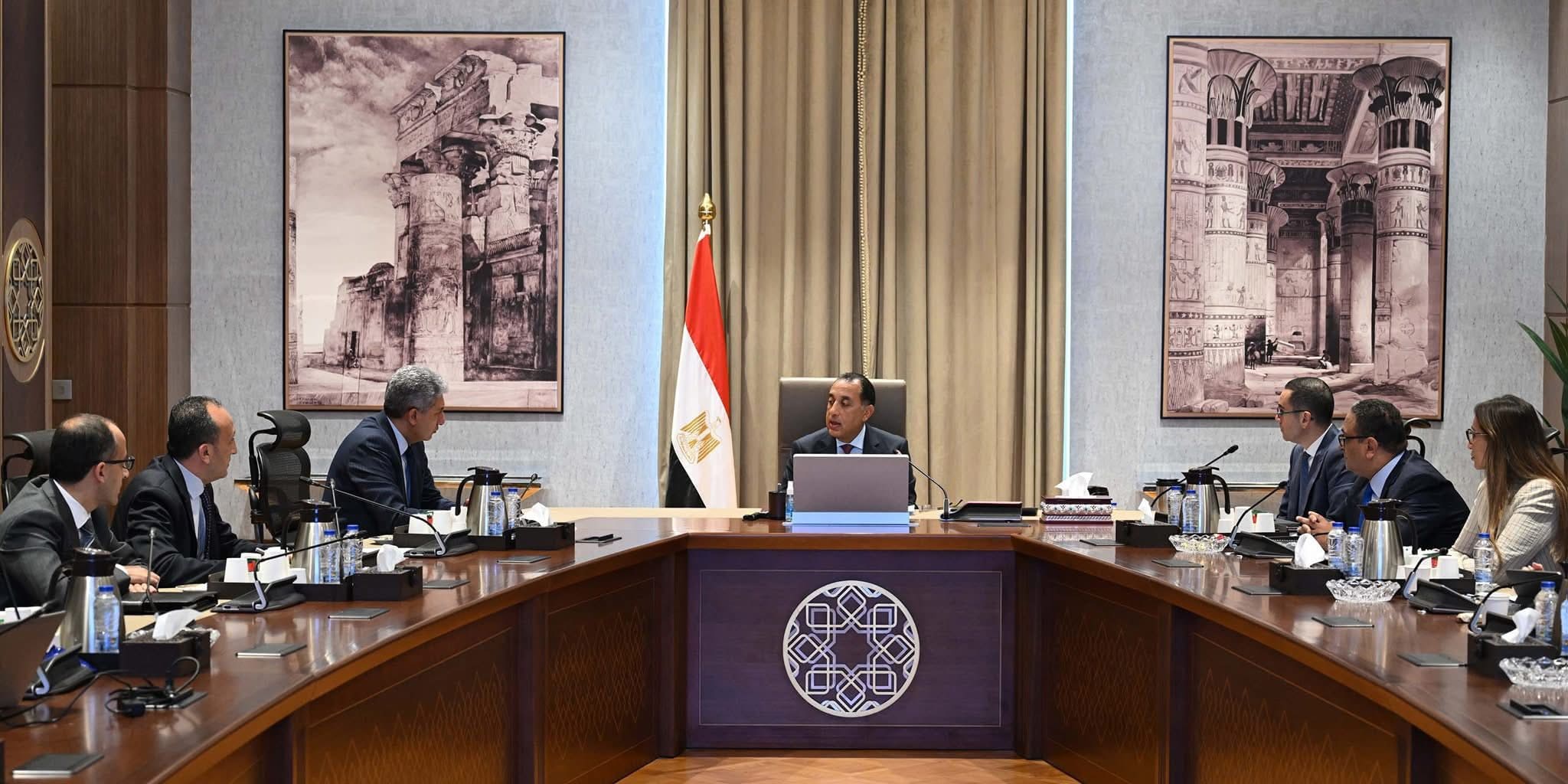 مدبولي يستعرض الفرص الاستثمارية بقطاعي السياحة والآثار